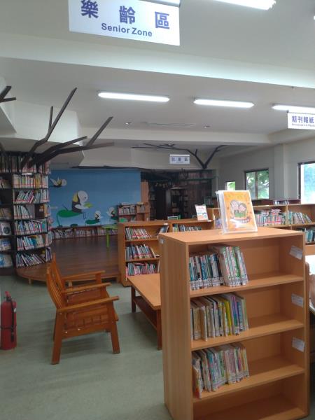 樂齡區書櫃