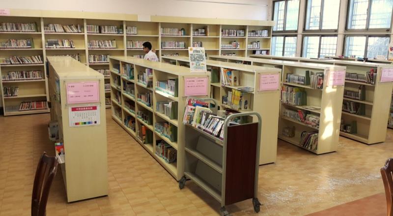 視聽資料室(含英日語學習雜誌、英語學習專區、中英文兒童書區)/本館視聽資料館藏豐富，佔全市公共圖書館約四分之一數量。