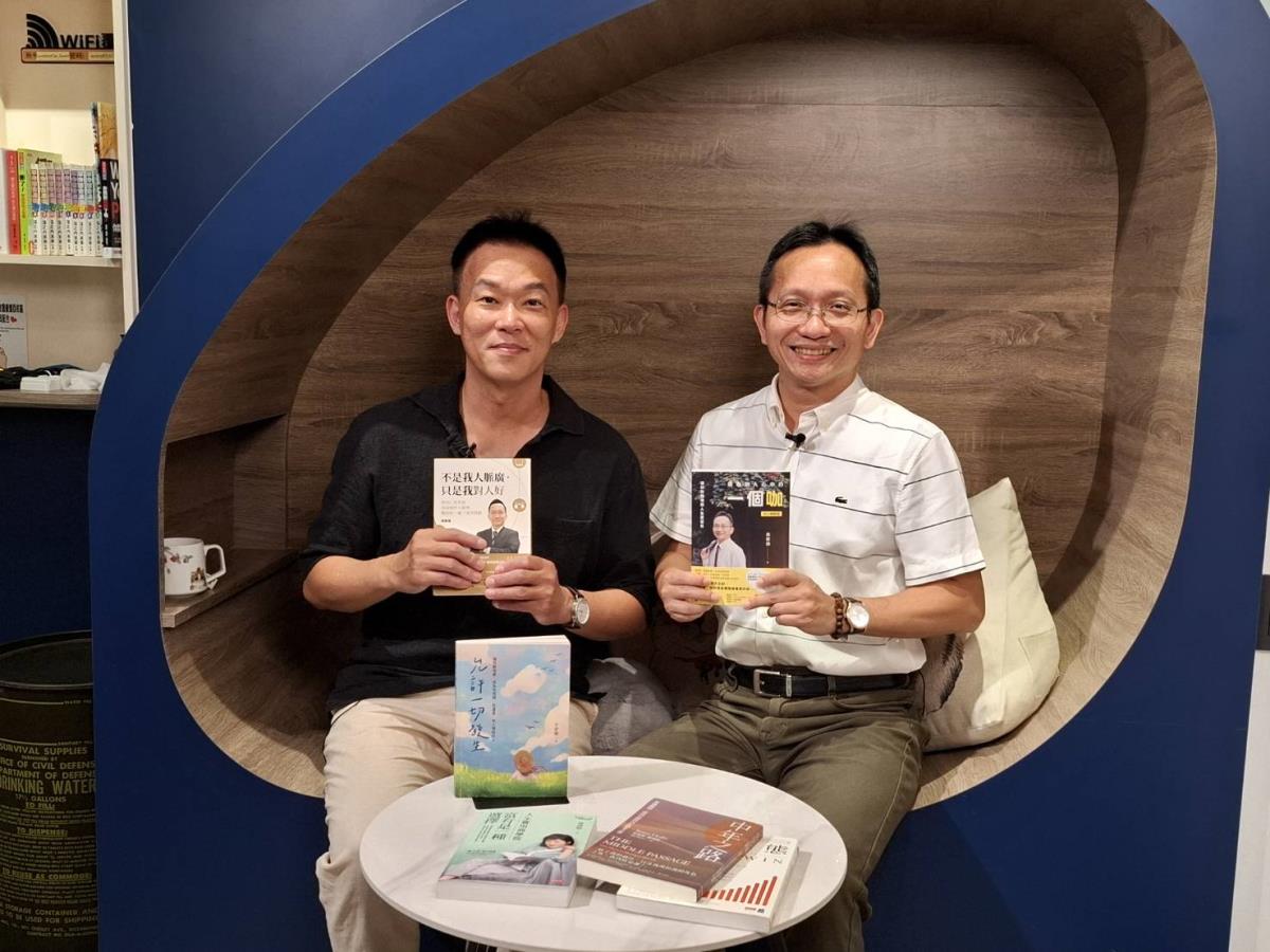 吳家德老師與敏感貓療心理店長合影