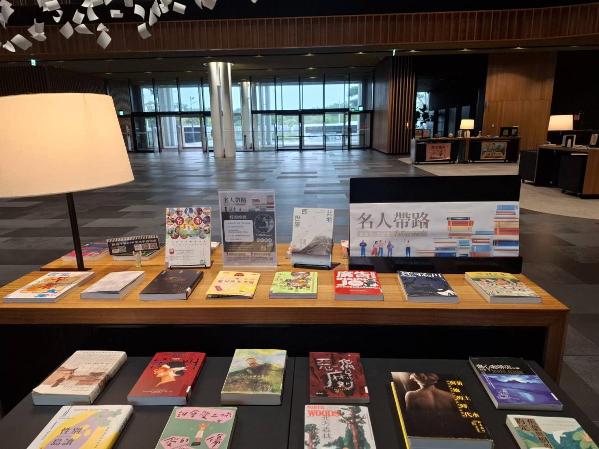 名人帶路-八卦書室推薦好書上架