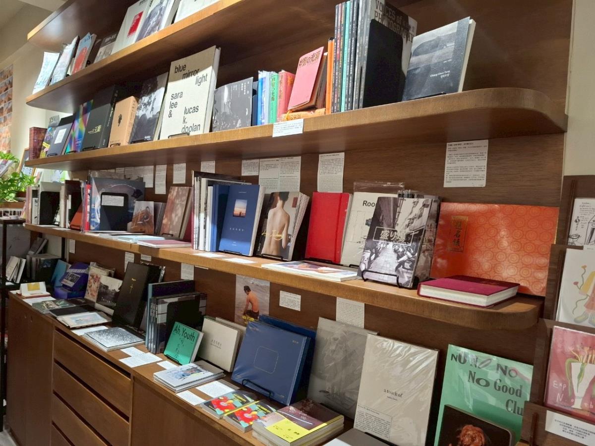 名人帶路-新泰興被服廠-1樓陳列台灣攝影書籍