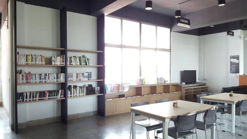 2樓視聽區及年度新書區