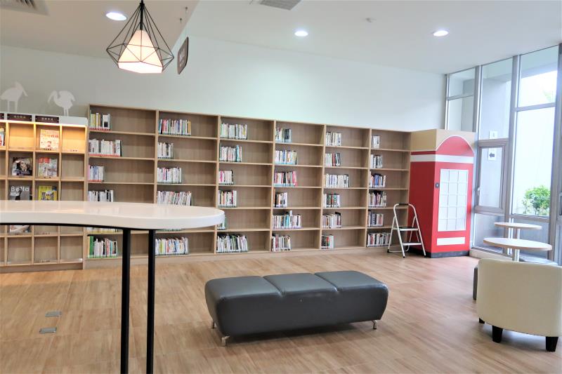 成人開架書區