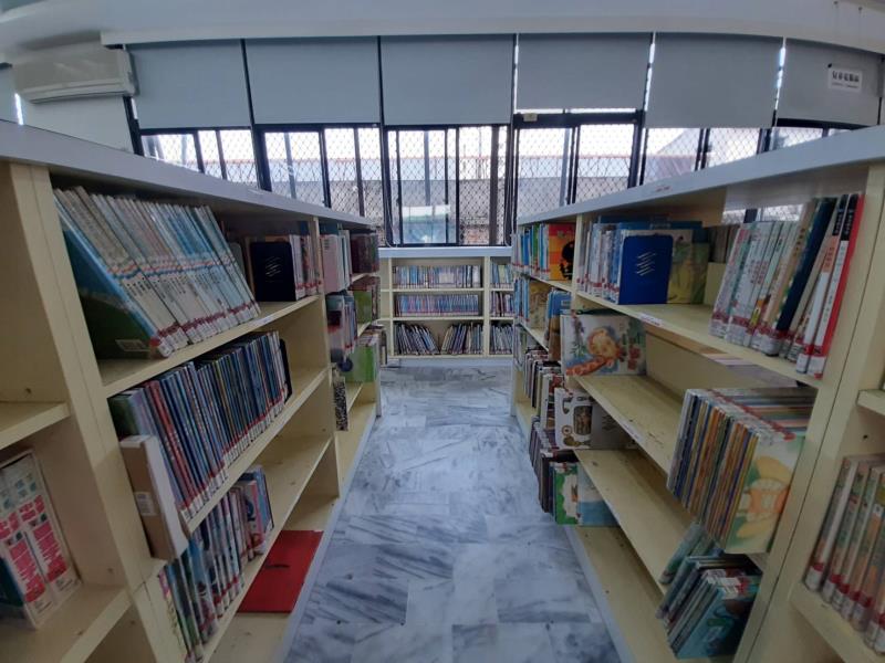 2樓兒童區開放式書架