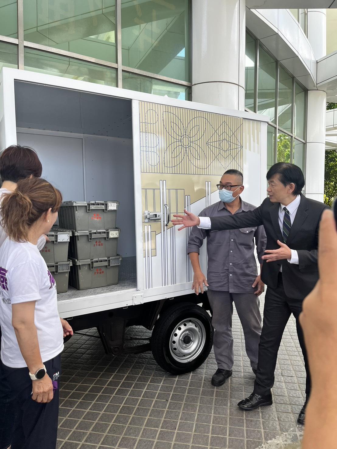 葉副市長開箱圖書通閱車
