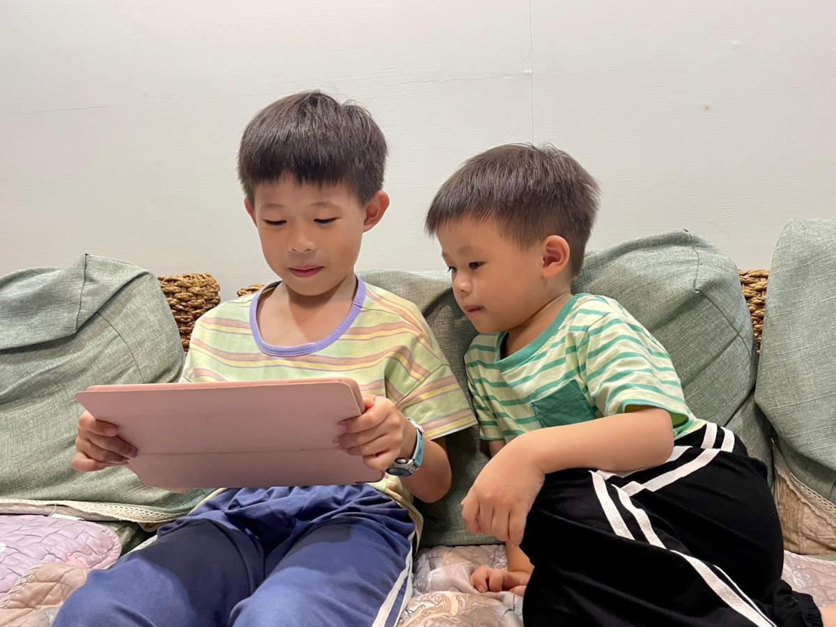 小朋友用平板看電子書