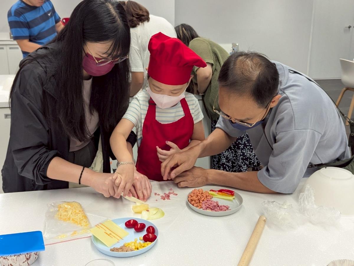 美味書房小煮人，全家一起做好吃點心。