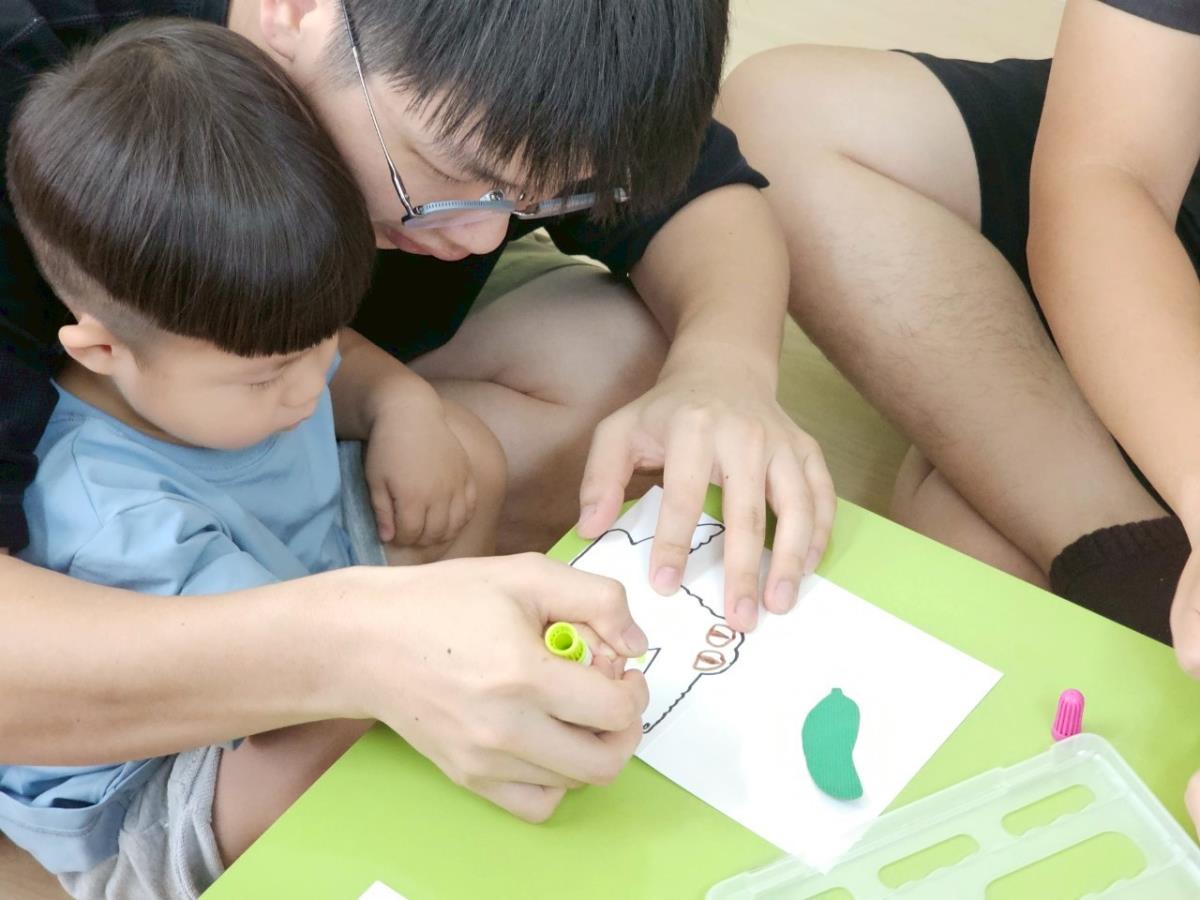 親親寶貝故事坊，親子共同創作的畫面最是溫馨。