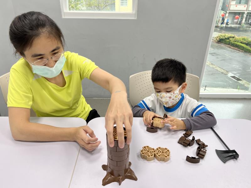 親子一起玩桌遊，培養孩子專注力