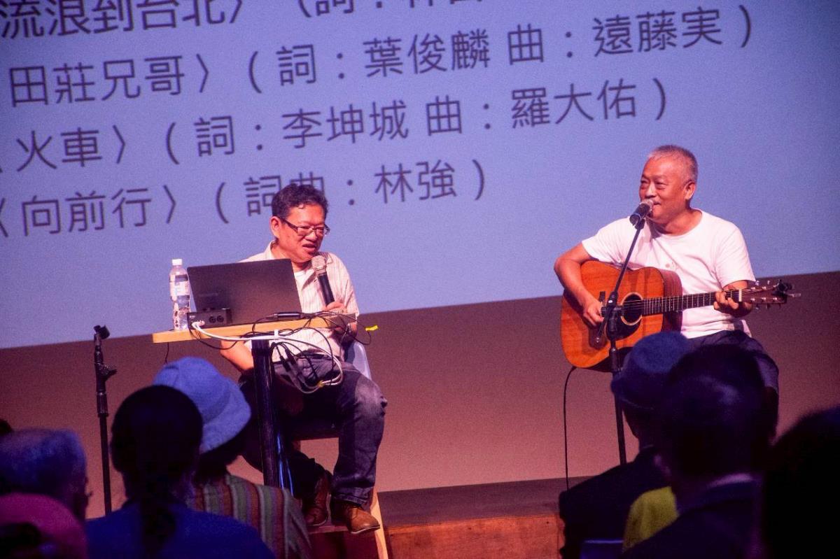 專題座談3講者國立成功大學台灣文學系李承機副教授(左)及音樂製作人謝銘祐(右)