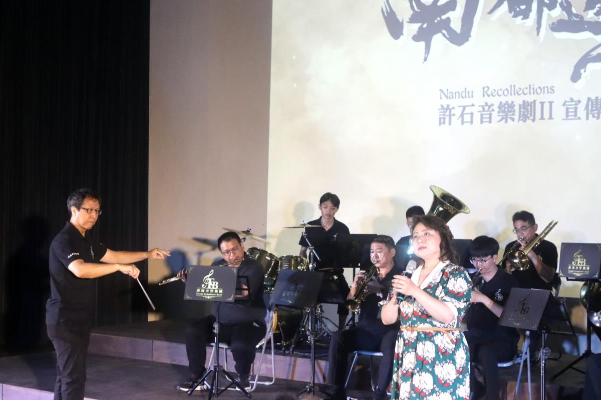 謎思星球劇團許育甄藝術總監和臺南市管樂團共同演出許石代表作－安平追想曲