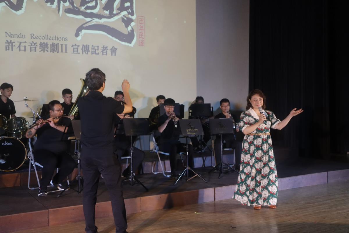 謎思星球劇團許育甄藝術總監和臺南市管樂團共同演出許石代表作－安平追想曲