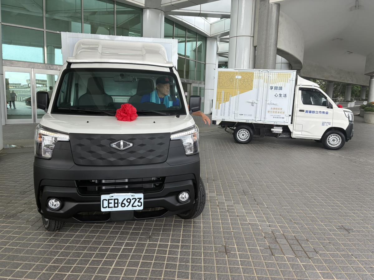 2台圖書通閱車