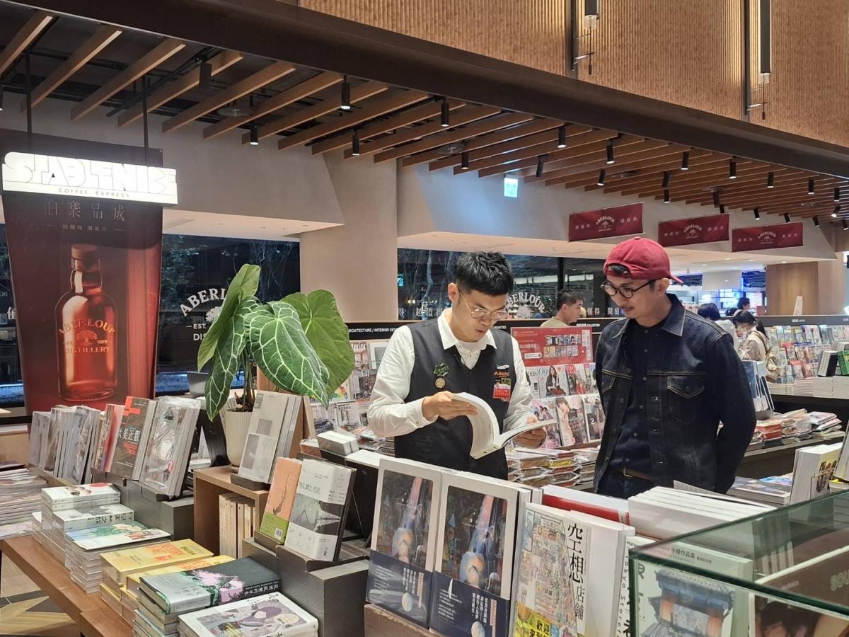 南區誠品書店店長向林大同介紹書店