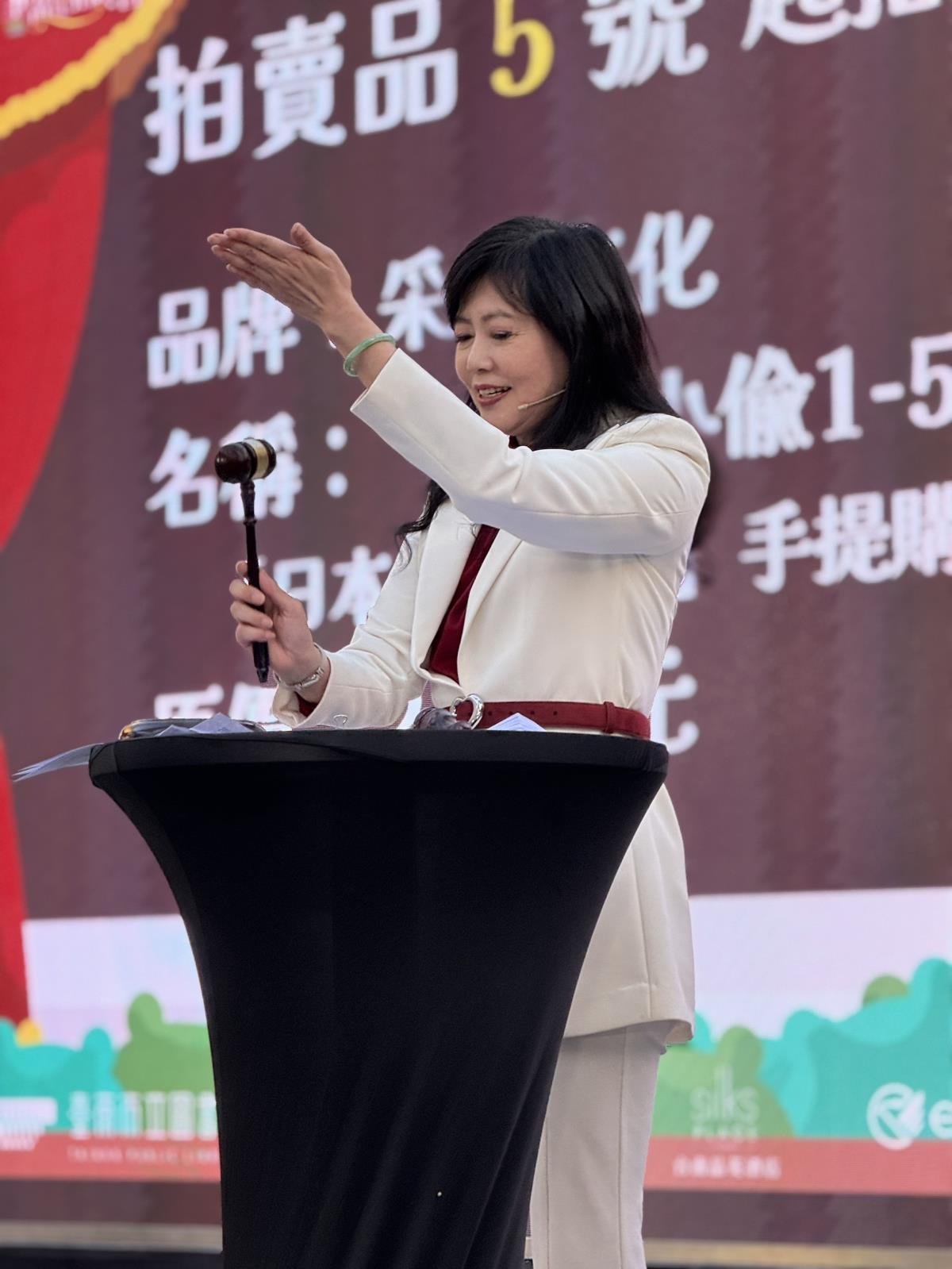 拍賣官南美館游文玫董事長