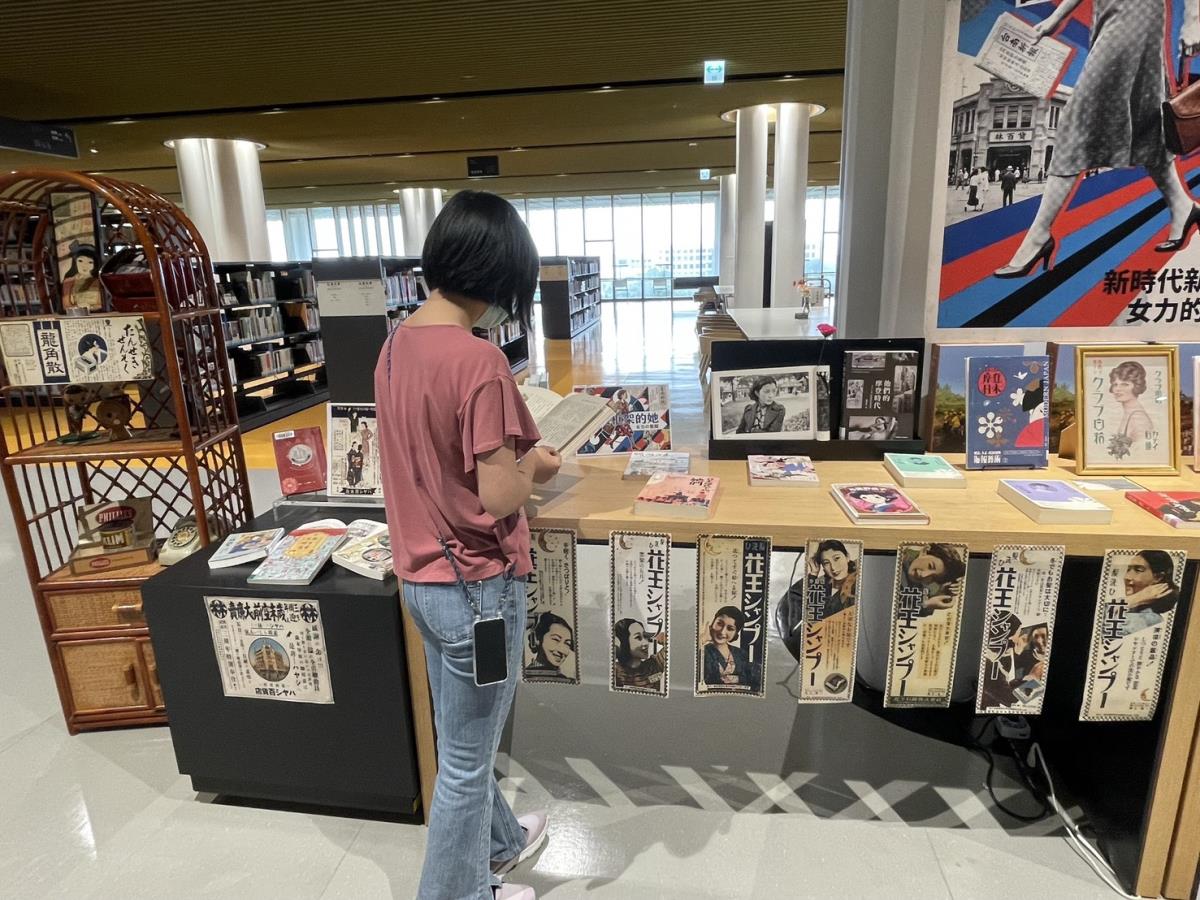 02-3F主題書展-【衝破框架的她】展示區