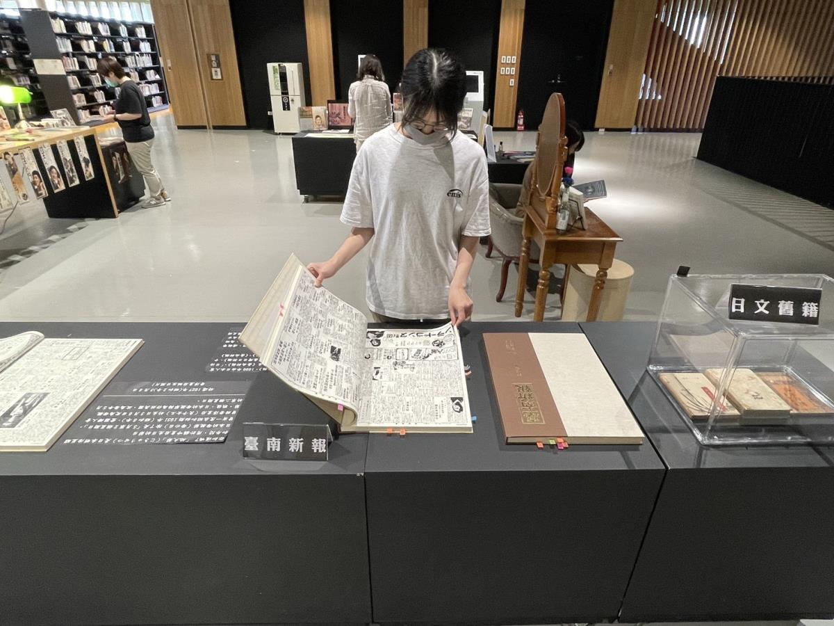 04-3F主題書展【台南新報_日文舊籍】展示區