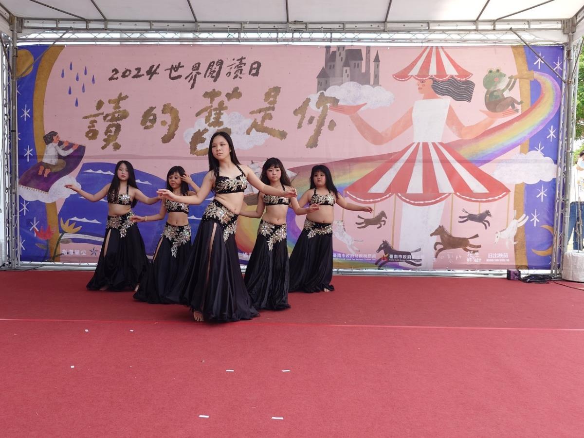 小小街頭藝人-奧黛莉女孩精彩的肚皮舞曼妙出演