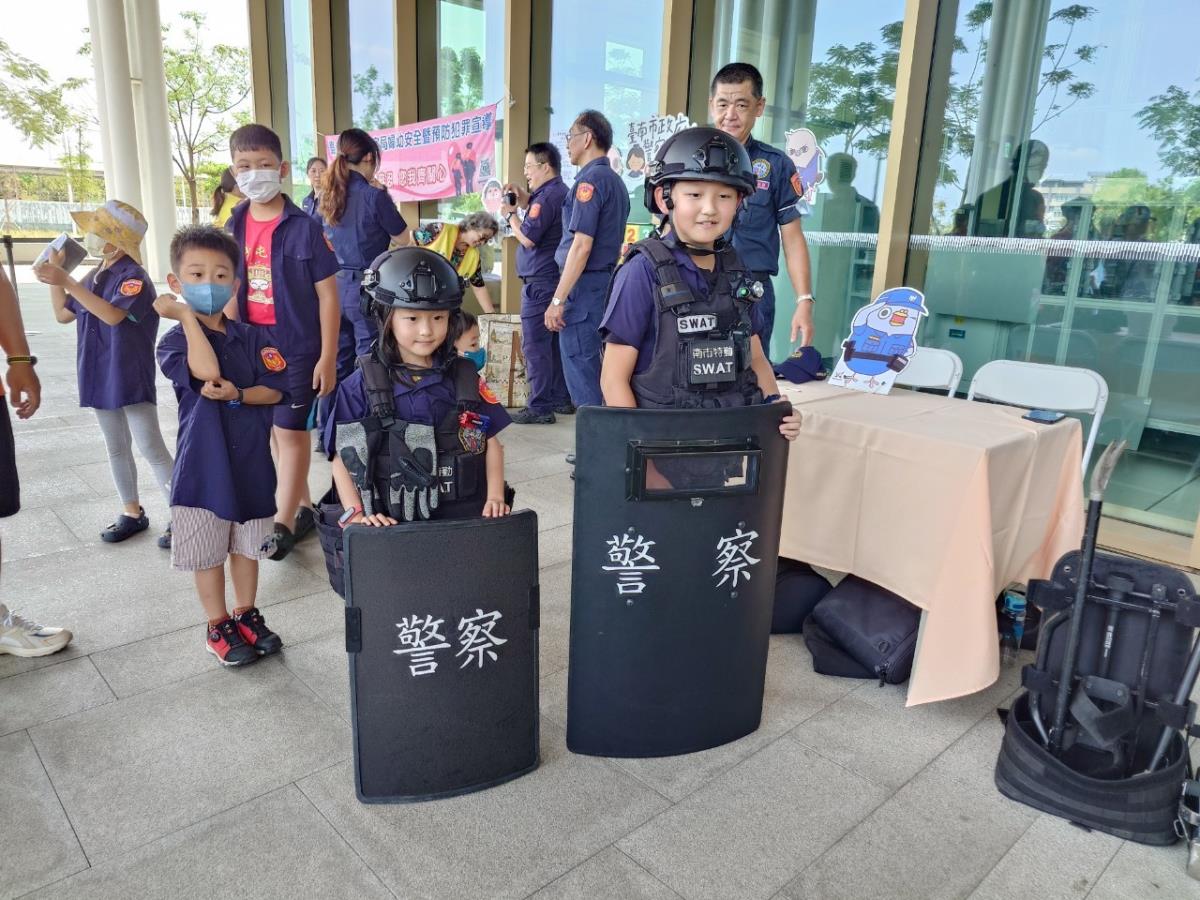 小小警察展現英勇精神