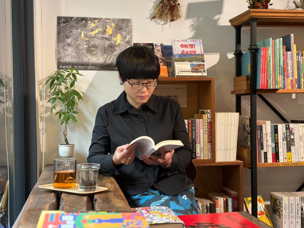 潘家欣看書