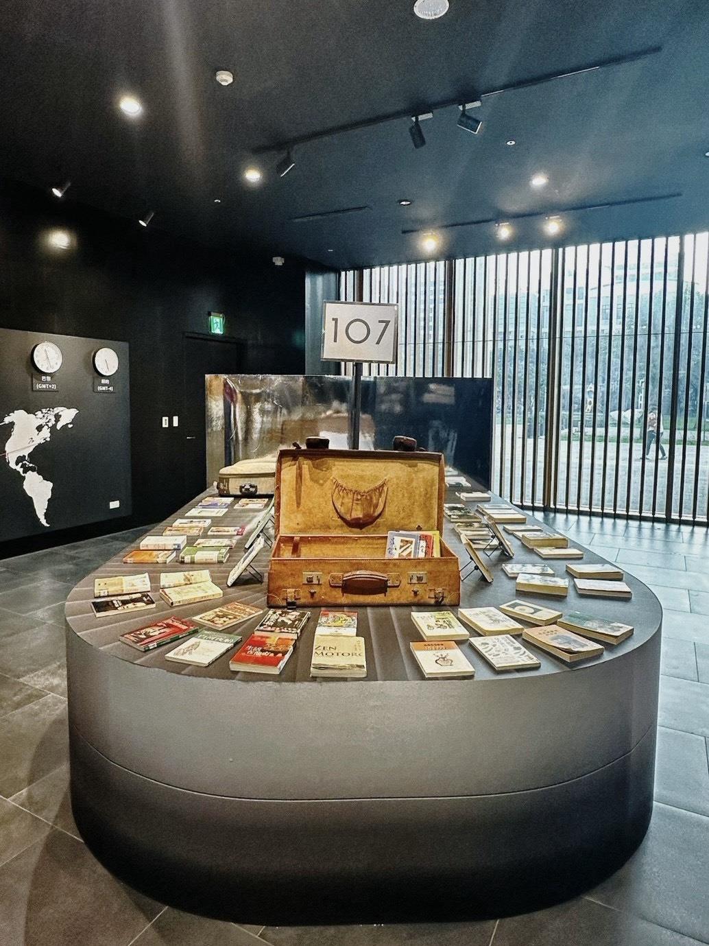 南市圖107週年「GATE 107」零時差書架展覽-輸送帶