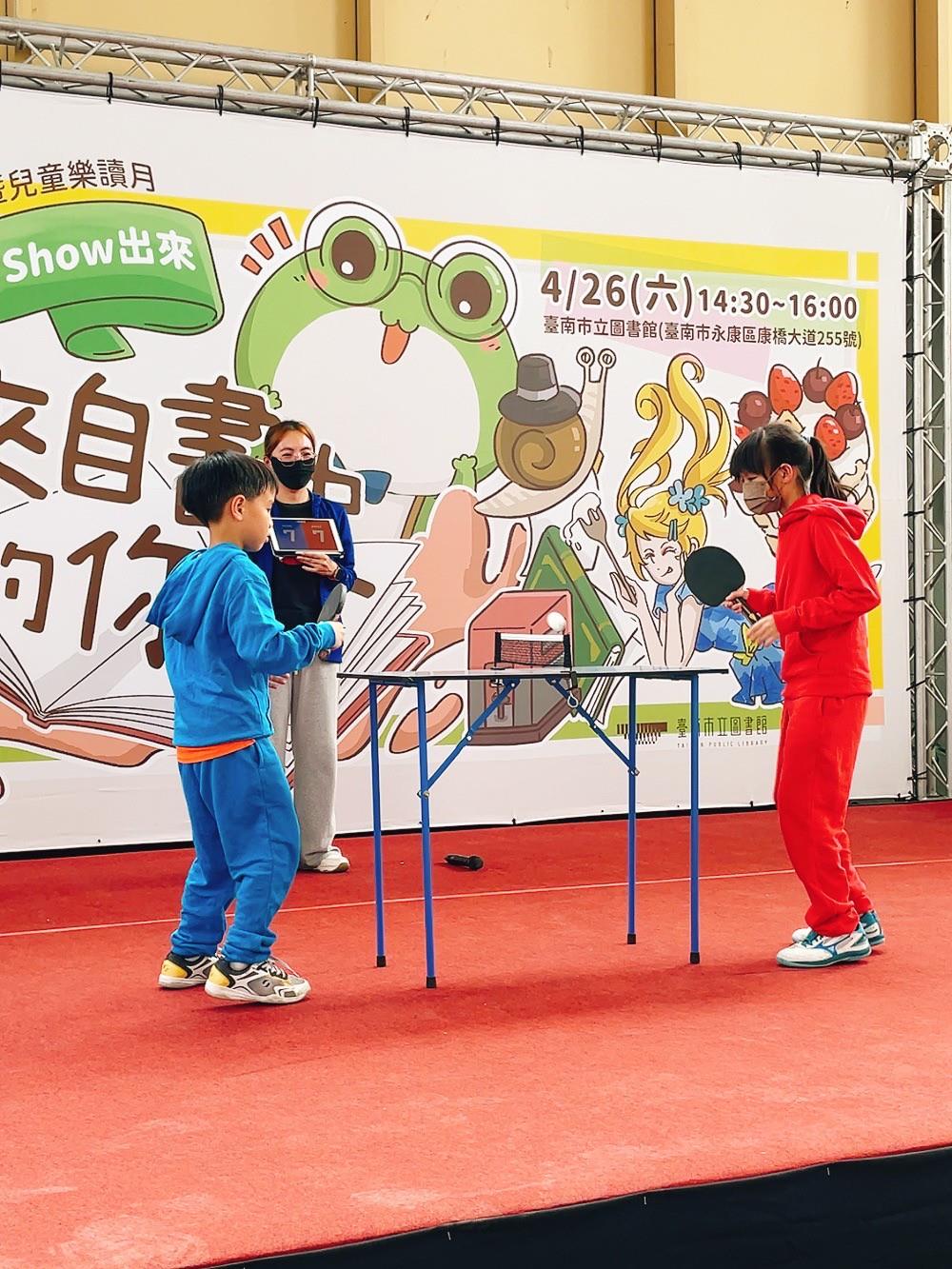讀者COS繪本角色現場桌球對打