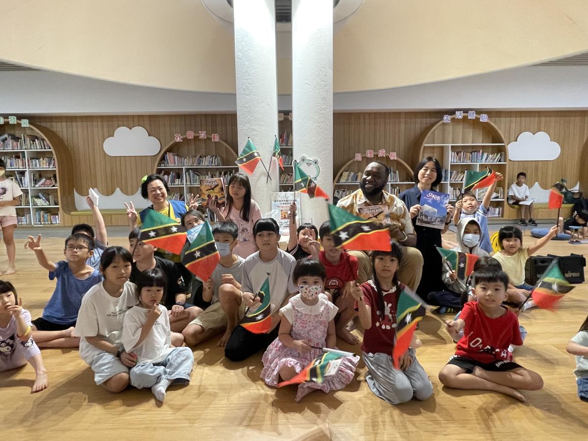 克里斯多福及尼維斯駐臺大使范東亞英語說故事
