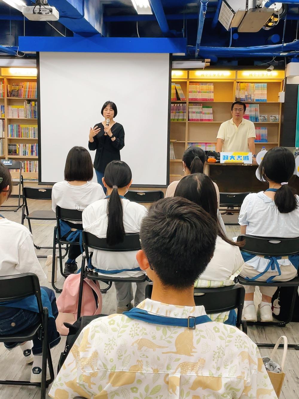南市圖新總館楊馥菱館長勉勵學生