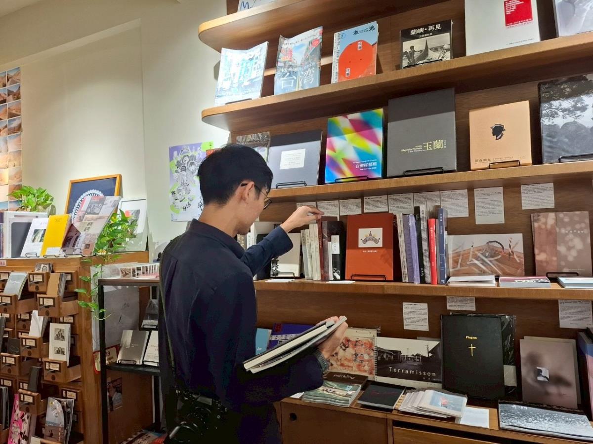 余志偉錄製影片側拍