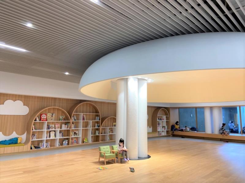 故事窩，每週日早上10:00-10:30會有故事志工來說精采又有趣的故事哦！