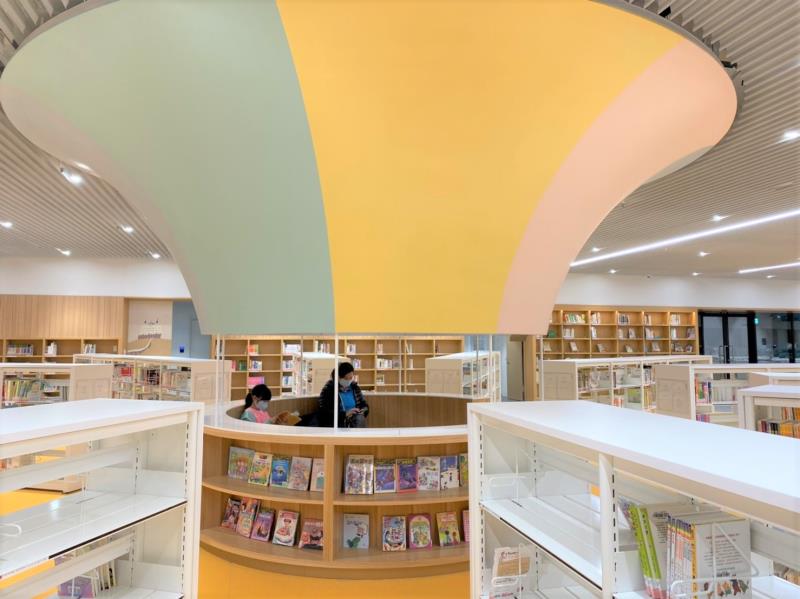 文學讀物區，彷彿置身在熱氣球中，感到格外清靜的閱讀空間