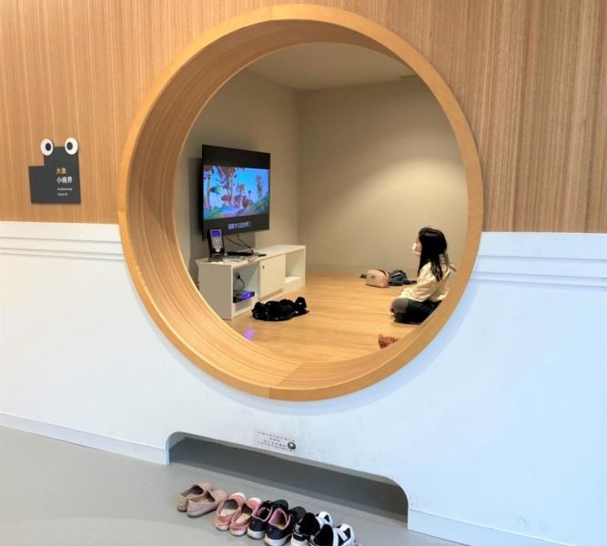 兒童專用數位學習電腦區及視聽區，提供孩子專屬的休憩空間