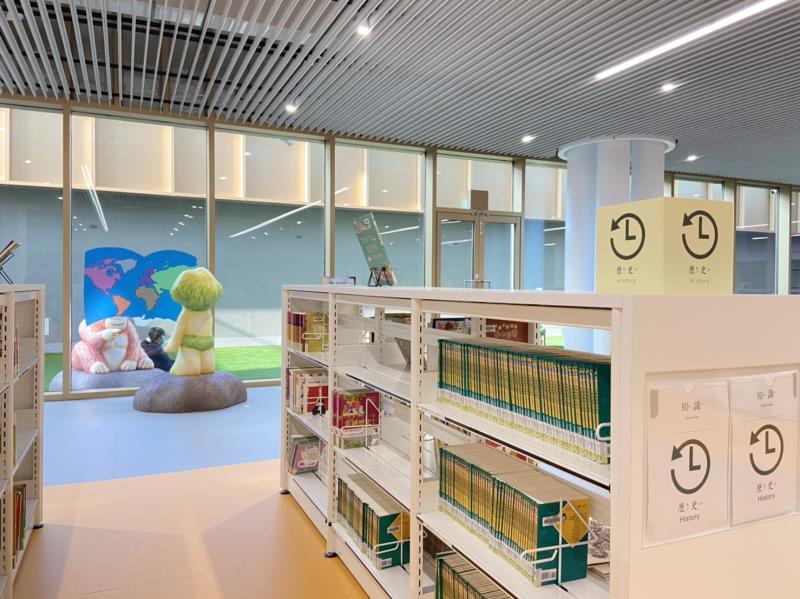 知識性讀物區，共有25種主題：恐龍、昆蟲、休閒、自然科學、美術、音樂.....等等，找書更直覺！