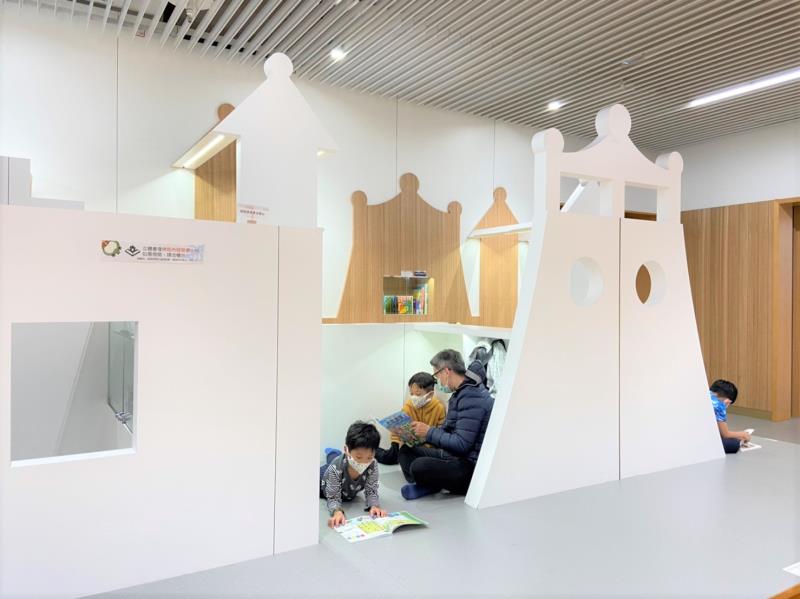 立體書區，府城意象造型書櫃擺放滿滿立體書，翻閱圖書令人驚呼連連！