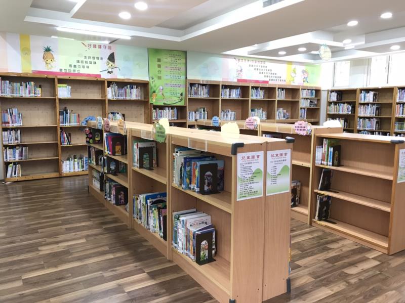 兒童閱覽區採木質地板供孩童及親子閱讀 
